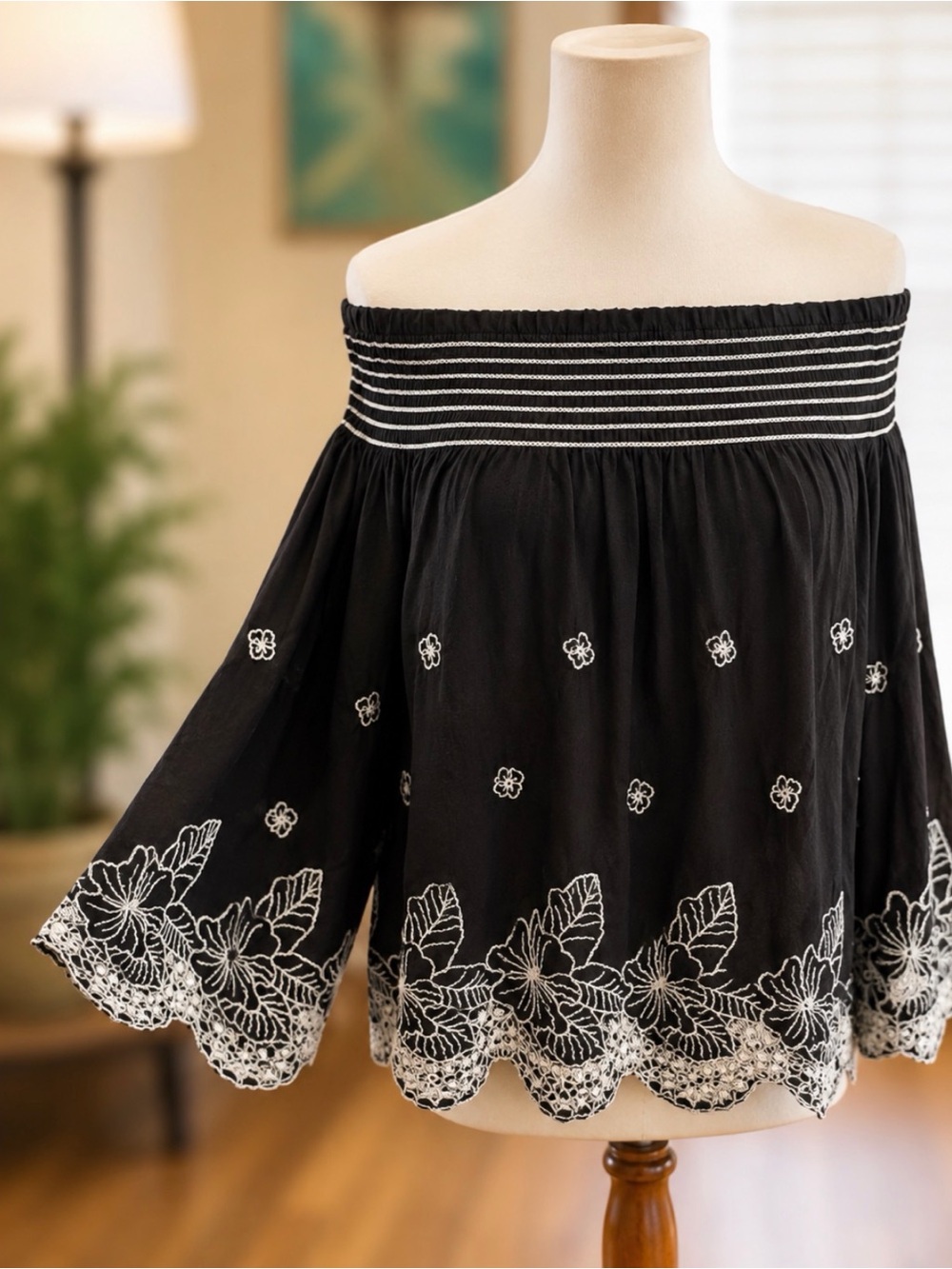 Romeo + Juliet Couture Off Shoulder Embroidered Peasant Slightly Cropped Top L